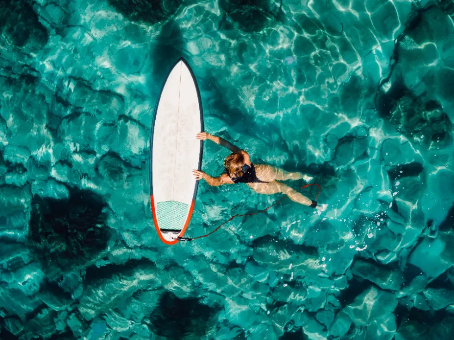 Titelbild Frau mit Sup Board im Meer - gehpaddeln.de - Shop für Stand Up Paddle Boards - SUP - Surfboards - Drybags - SUP Zubehör - Kostenlose Lieferung - Günstige Preise